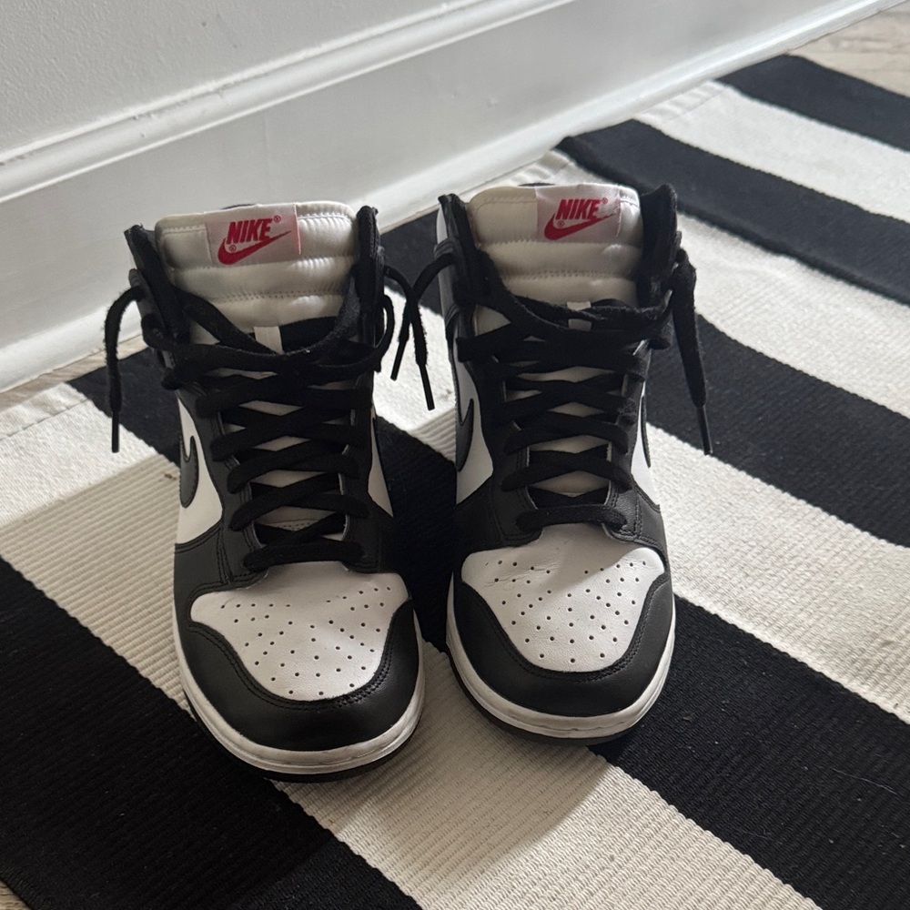 Nike Women's Black and White Sneakers